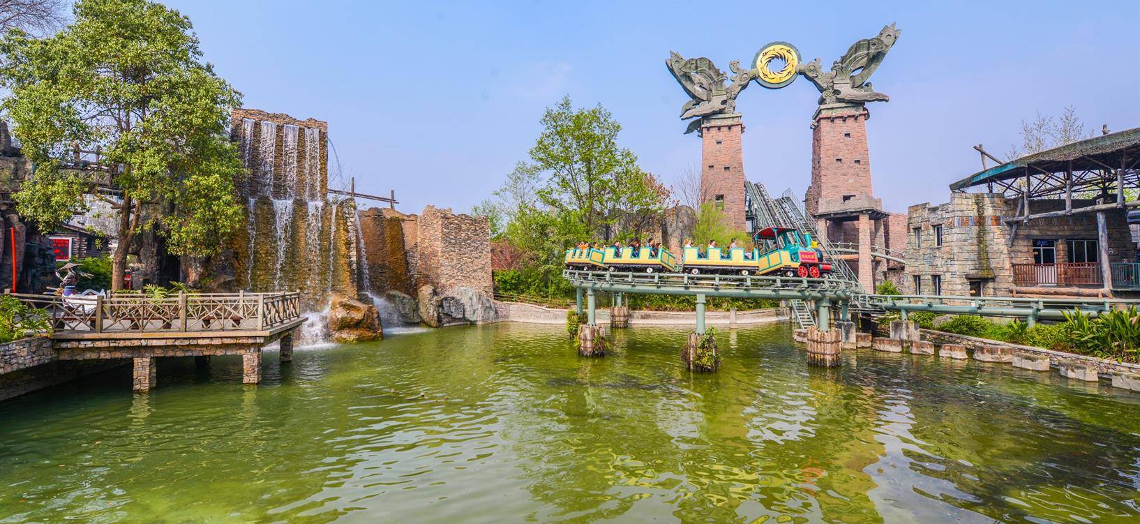 成都欢乐谷结合古蜀化元素，打造巴蜀情迷区，展现浓厚的地域风情。