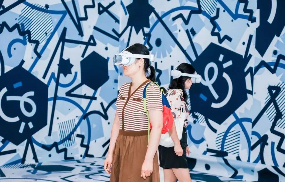 ▲ 游客穿戴VR设备，沉浸式观展